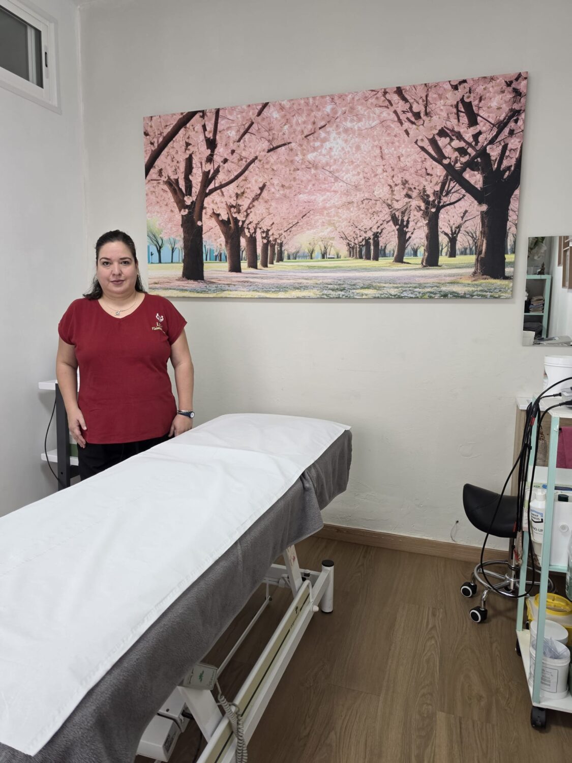 Lourdes en la sala de tratamiento de LCV Fisioterapia en Carrizal